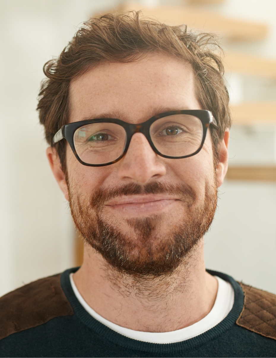 Mann mit Browline-Brillenmodell.